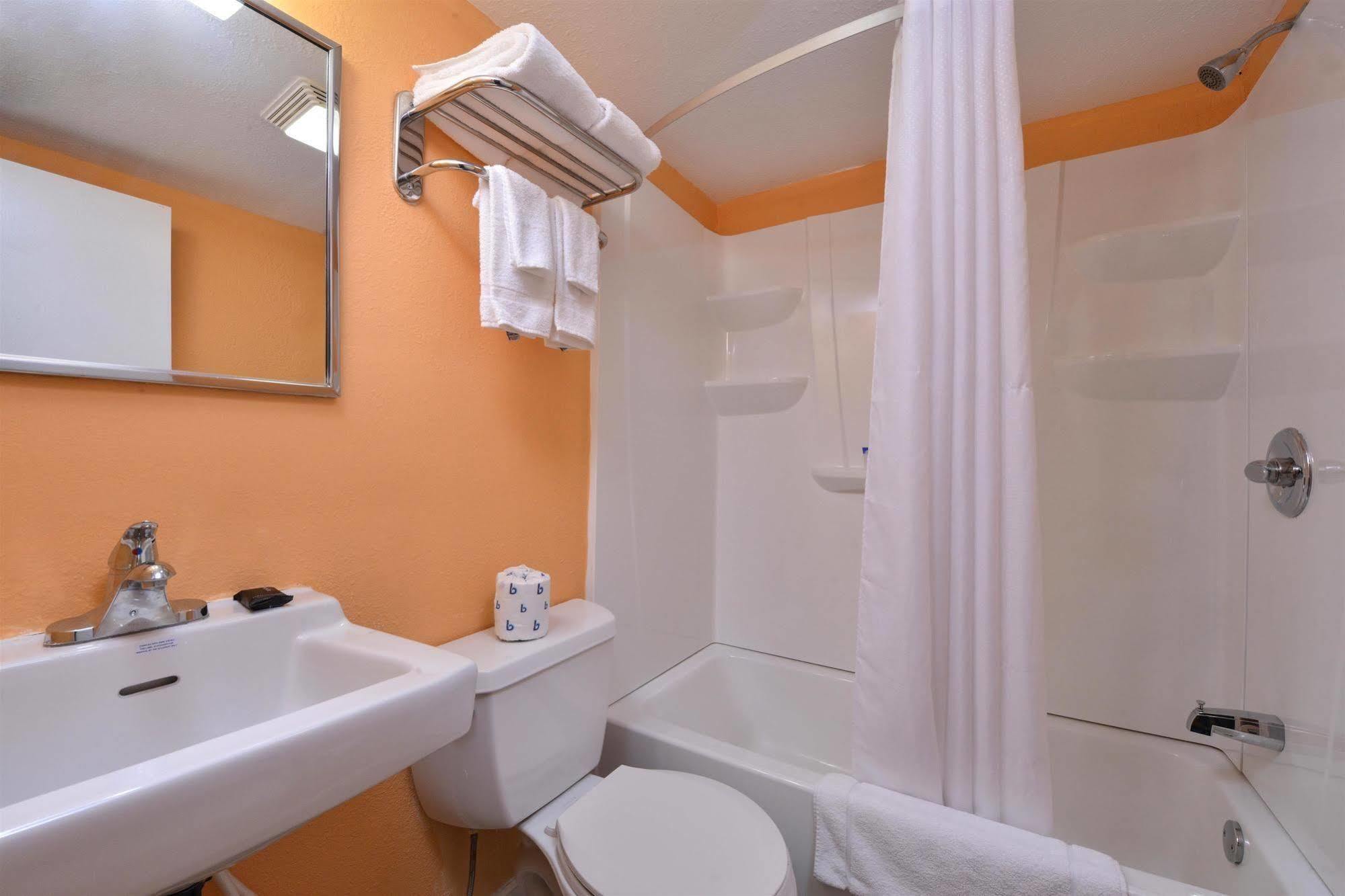 Media Inn & Suites Ngoại thất bức ảnh